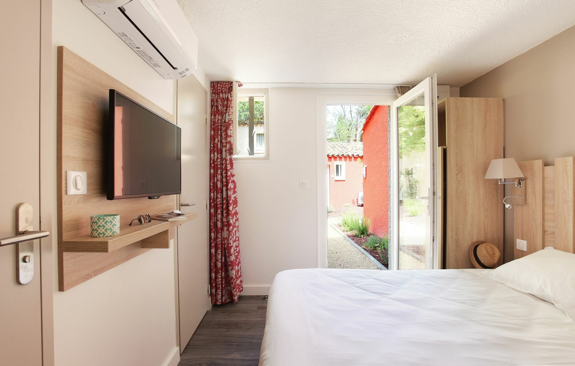 Residence Odalys Le Village Camarguais Les Gardians Arles Bagian luar foto