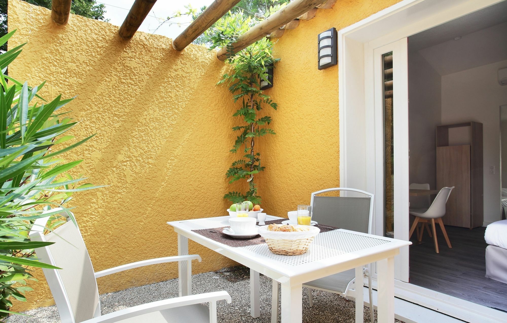 Residence Odalys Le Village Camarguais Les Gardians Arles Bagian luar foto